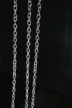 Ev mobilyaları, farklı tipte metal zincirler ve siyah parlak arka planda düzenlenmiş tarzlar..