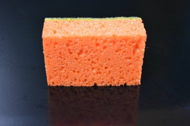 Evde sıkça kullanılan şeyler. Bulaşık yıkamak için renkli havlular parlak siyah bir arka planda düzenlenir..