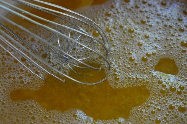 Yemek, ev yapımı yemekler, haşlanmış şeftali dilimleri, jelatin ve metal çırpıyla kaplı şeftali kompostosu. Doğal meyvelerden şeftali jölesi yapmak.