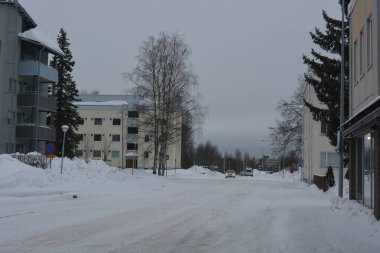 Finlandiya 'da bulunan küçük Varkaus kasabasının merkezi. Güzel ve alışılmadık küçük bir sokak, yol işaretleri, park yeri, güzel ve alışılmadık işaretleri olan güzel dükkanlar, insanlar..