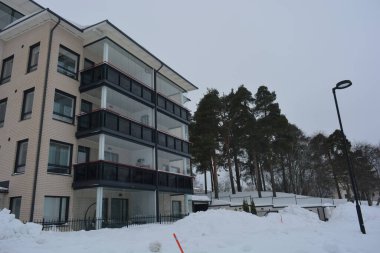 Varkaus, Finlandiya 'da bulunan bir gölün yakınındaki güzel ve şık binalar, Noel ağaçları ve ağaçlarla dolu yapılar..