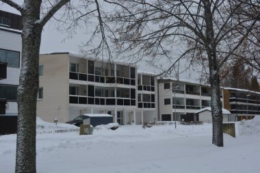 Varkaus, Finlandiya 'da bulunan bir gölün yakınındaki güzel ve şık binalar, Noel ağaçları ve ağaçlarla dolu yapılar..