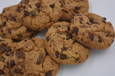 Şekerler, lezzetli çikolatalı kurabiyeler. Beyaz arka planda büyük boy sütlü ve koyu çikolatalı..