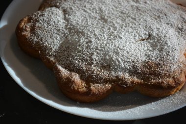 Mutfak, lezzetli, ev yapımı, çiçek şeklinde muzdan yapılmış ve beyaz tabağa konmuş bir pasta..