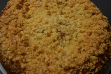 Mutfak, balkabağı ve kayısı parçalı lezzetli ev yapımı turta beyaz tabağa yerleştirilmiş..