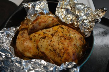 Güzel, enfes pişirilmiş fırında marine edilmiş tavuk. Altın sarısı, gümüş folyoya sarılı kızarmış tavuk..