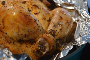 Güzel, enfes pişirilmiş fırında marine edilmiş tavuk. Altın sarısı, gümüş folyoya sarılı kızarmış tavuk..