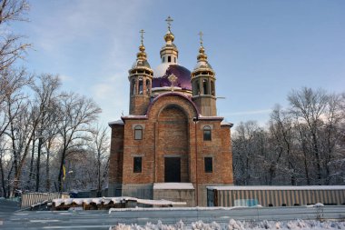 Güzel kış manzarası, evler, emlak, Dnipro şehrinde güzel yerler, doğa, beyaz karlı ağaçlar. Fotoğraf: Dnipro, Dnepropetrovsk, Ukrayna. 