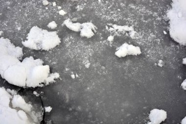 Doğanın güzel ve alışılmadık arka planları, beyaz kar parçalı kalın bir buz tabakası, donmuş Dnipro nehrinin kış arkaplanı, Dnipro, Dnepropetrovsk Ukrayna.