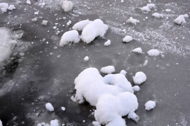 Doğanın güzel ve alışılmadık arka planları, beyaz kar parçalı kalın bir buz tabakası, donmuş Dnipro nehrinin kış arkaplanı, Dnipro, Dnepropetrovsk Ukrayna.