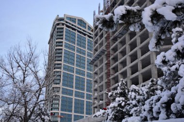 Ukrayna 'nın Dnipro kentindeki inşaat vinçleri ve ekipmanlarıyla ereksiyon sürecinde binalar ve yapılar, inşaat malzemeleri döşeme.