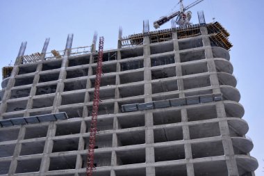 Ukrayna 'nın Dnipro kentindeki inşaat vinçleri ve ekipmanlarıyla ereksiyon sürecinde binalar ve yapılar, inşaat malzemeleri döşeme.