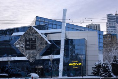 Dnipro Nehri boyunca insanlar, banklar, evler, binalar, beyaz kar, çıplak ağaçlar ve fenerlerin bulunduğu bir kış ve gece şehri bulunmaktadır. Dnepropetrovsk / Dnipro, Ukrayna 'daki Dnipro Nehri' nin kış setinin alışılmadık bölümleri.. 