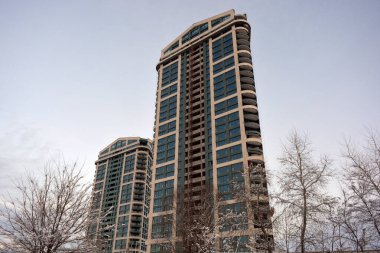 Dnipro Nehri boyunca insanlar, banklar, evler, binalar, beyaz kar, çıplak ağaçlar ve fenerlerle dolu bir kış şehri yer almaktadır. Dnepropetrovsk / Dnipro, Ukrayna 'daki Dnipro Nehri' nin kış setinin alışılmadık bölümleri.. 