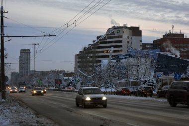 Kış şehri Dnipro (Dnepropetrovsk), Ukrayna. Güzel evler, dükkanlar, ilginç binalar ve yapılar, çalılarla kaplı kış parkları, beyaz karlı ağaçlarla kaplı yerleşim bölgesi 