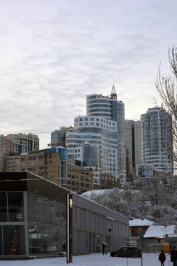 Kış şehri Dnipro (Dnepropetrovsk), Ukrayna. Güzel evler, dükkanlar, ilginç binalar ve yapılar, çalılarla kaplı kış parkları, beyaz karlı ağaçlarla kaplı yerleşim bölgesi 