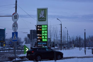Güzel kış havası, kardaki ağaçlar, Dnipro, Dnipropetrovsk ülkesi Ukrayna 'da parlayan benzin fiyatlarıyla küçük benzin istasyonları..