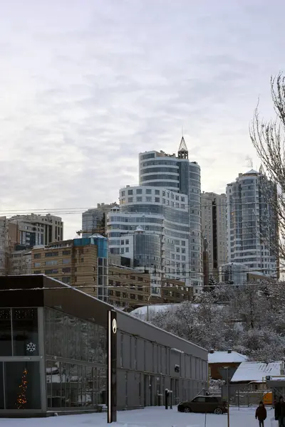 Kış şehri Dnipro (Dnepropetrovsk), Ukrayna. Güzel evler, dükkanlar, ilginç binalar ve yapılar, çalılarla kaplı kış parkları, beyaz karlı ağaçlarla kaplı yerleşim bölgesi 