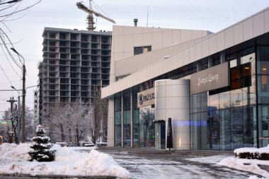 Ukrayna 'nın Dnipro kentindeki inşaat vinçleri ve ekipmanlarıyla ereksiyon sürecinde binalar ve yapılar, inşaat malzemeleri döşeme.