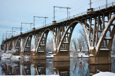 Güzel manzaralar, kış doğası, güzellik, Dnipro Nehri üzerindeki eski köprüler, Dnipro şehri, Ukrayna ülkesi.
