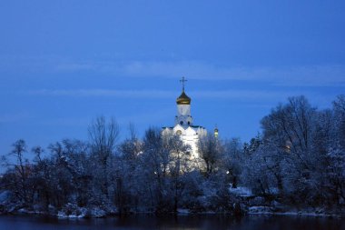 Dnipro Nehri 'nde güzel beyaz bir kilisesi, katedrali ve altın kubbeleri olan küçük güzel bir ada. Ukrayna Ortodoks Kilisesi 'nin Aziz Niklas Kilisesi, Dnipro, Ukrayna.