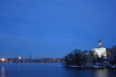 Dnipro Nehri 'nde güzel beyaz bir kilisesi, katedrali ve altın kubbeleri olan küçük güzel bir ada. Ukrayna Ortodoks Kilisesi 'nin Aziz Niklas Kilisesi, Dnipro, Ukrayna.