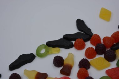 Doğal meyve suyundan yapılmış olağandışı jöle şekerlemeleri. Siyah araba şeklinde şekerler, ahududular, böğürtlenler, kola şişeleri, renkli anahtarlar, alfabeli elmaslar..