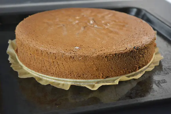 自制的蛋糕 美味的糖果 巧克力海绵蛋糕 醉樱桃 蛋糕位于金属网上 — 图库照片