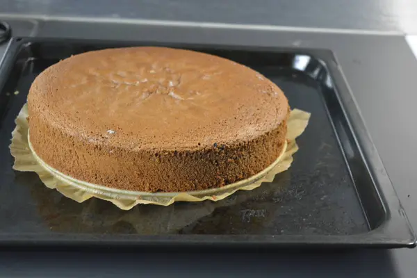 自制的蛋糕 美味的糖果 巧克力海绵蛋糕 醉樱桃 蛋糕位于金属网上 — 图库照片