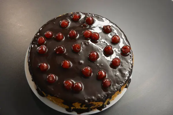 芬兰菜 一个非常好吃的海绵蛋糕 用奶油 巧克力 糖霜和红樱桃制成 — 图库照片