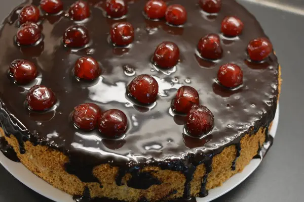 芬兰菜 一个非常好吃的海绵蛋糕 用奶油 巧克力 糖霜和红樱桃制成 — 图库照片