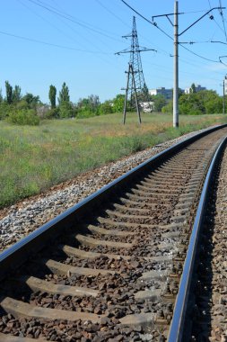İnşaat, mimari, ulaşım, demiryolu altyapısı. Çimenli bir arazide demiryolu boyunca uzanan güzel geniş metaller..