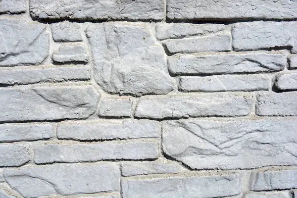 İnşaat malzemeleri, gri beton çitler doğal olarak delinmiş taşlar şeklinde yapılmış..