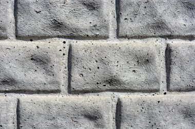 İnşaat malzemeleri, kare tuğla ve taş şeklinde gri beton çitler.