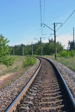 İnşaat, mimari, ulaşım, demiryolu altyapısı. Çimenli bir arazide demiryolu boyunca uzanan güzel geniş metaller..