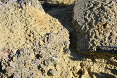 Doğa, büyük beton yapı taşları olan altın kumlar.