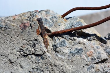 İnşaat malzemeleri, gri bir parça güçlendirilmiş paslı, ince iğneli beton duvar..