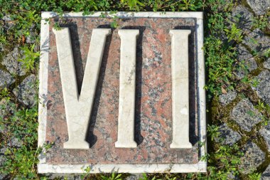 İnşaat, malzeme ve inşaat malzemeleri. Güzel taşlar, gri kaldırım taşları, yere serilmiş gri taşlar, taşlı taş..