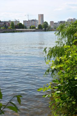 Güzel ve güzel manzaralar, açık mavi gökyüzü, parlak dik dağ yamaçları, ağaçlı doğa, Dnipro şehrinde evler.. 