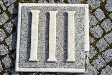 İnşaat malzemeleri, anıtlar, gri ve kahverengi granitlerle yazılmış güzel yazıtlar. Bir, iki, üç, dört, beş, altı, yedi, sekiz, dokuz ve on..