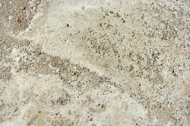 İnşaat malzemeleri, gri orijinal çimento, açık kahverengi arka plan, küçük düzensizlikler ve oyuklar..