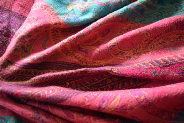 Alışılmadık güzel kumaşlar, güzel bir kadın şalı, bir eşarp, doğal malzemelerden yapılmış bir eşarp. Pembe, mavi, kırmızı ve mor, Hint kumaşlı, doğulu süsler..