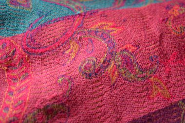 Alışılmadık güzel kumaşlar, güzel bir kadın şalı, bir eşarp, doğal malzemelerden yapılmış bir eşarp. Pembe, mavi, kırmızı ve mor, Hint kumaşlı, doğulu süsler..