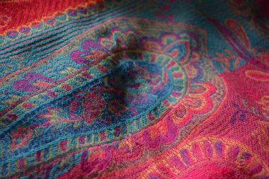 Alışılmadık güzel kumaşlar, güzel bir kadın şalı, bir eşarp, doğal malzemelerden yapılmış bir eşarp. Pembe, mavi, kırmızı ve mor, Hint kumaşlı, doğulu süsler..