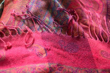 Alışılmadık güzel kumaşlar, güzel bir kadın şalı, bir eşarp, doğal malzemelerden yapılmış bir eşarp. Pembe, mavi, kırmızı ve mor, Hint kumaşlı, doğulu süsler..