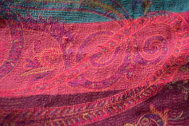 Alışılmadık güzel kumaşlar, güzel bir kadın şalı, bir eşarp, doğal malzemelerden yapılmış bir eşarp. Pembe, mavi, kırmızı ve mor, Hint kumaşlı, doğulu süsler..