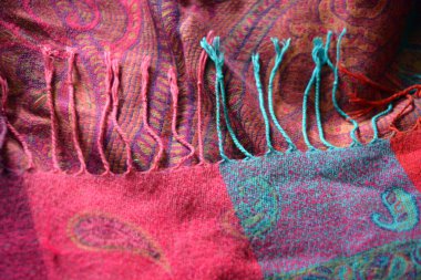 Alışılmadık güzel kumaşlar, güzel bir kadın şalı, bir eşarp, doğal malzemelerden yapılmış bir eşarp. Pembe, mavi, kırmızı ve mor, Hint kumaşlı, doğulu süsler..