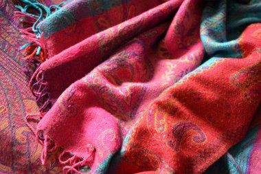 Alışılmadık güzel kumaşlar, güzel bir kadın şalı, bir eşarp, doğal malzemelerden yapılmış bir eşarp. Pembe, mavi, kırmızı ve mor, Hint kumaşlı, doğulu süsler..