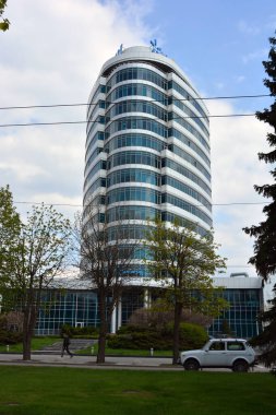 Güzel, parlak gayrimenkul, evler, daireler, ofisler, ulaşım altyapısı, ağaçlar, güzel şehir manzaralı doğa ve Dnipro, Dnepropetrovsk, Ukrayna sokakları.