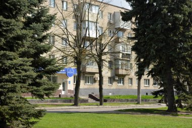 Şehir parkları, ağaçlar, çalılar, yeşil çimenler, sokaklar, Dnipro, Dnepropetrovsk, Ukrayna 'da yürümek için sokaklar.